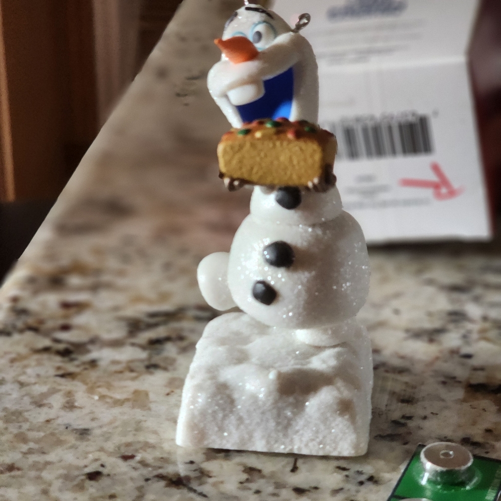 DISNEY NIB OLAFS FROZEN ADVENTURE CHRISTMAS ORNAMENT FROZEN 2019